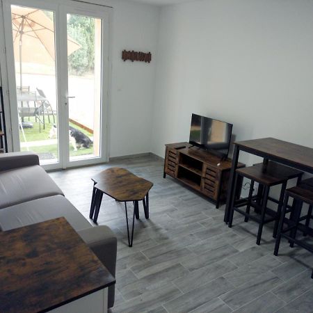 Offrez-Vous Un Sejour Dans Notre Studio T1 Bis A Entressen Une Grande Piscine Pour Se Rafraichir ,Un Espace De Jeux Pour Enfants Pour Des Heures De Divertissement Un Terrain De Petanque Pour Des Parties Endiablees Exterior photo