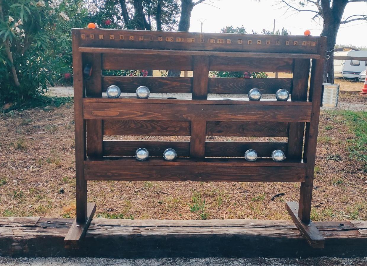 Offrez-Vous Un Sejour Dans Notre Studio T1 Bis A Entressen Une Grande Piscine Pour Se Rafraichir ,Un Espace De Jeux Pour Enfants Pour Des Heures De Divertissement Un Terrain De Petanque Pour Des Parties Endiablees Exterior photo